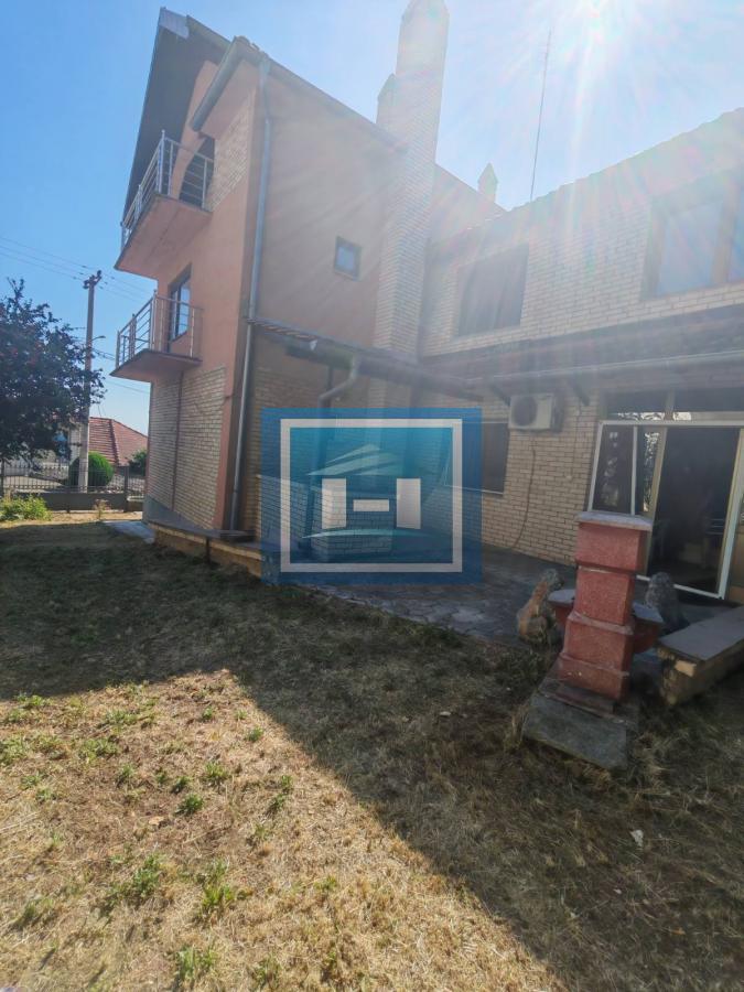 Na prodaju prostrana kuća u Tekiji 9