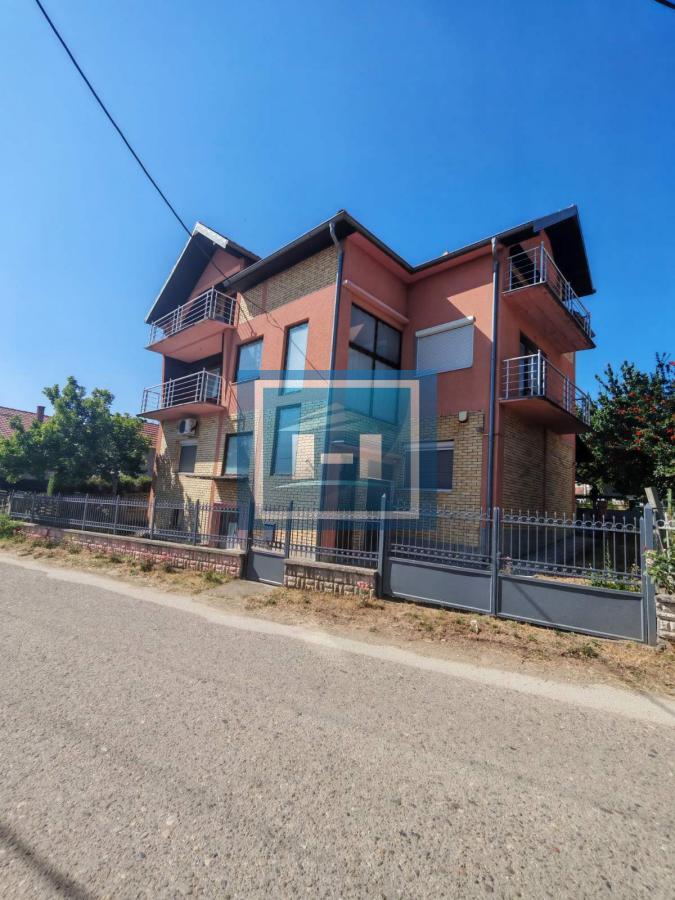 Na prodaju prostrana kuća u Tekiji 2