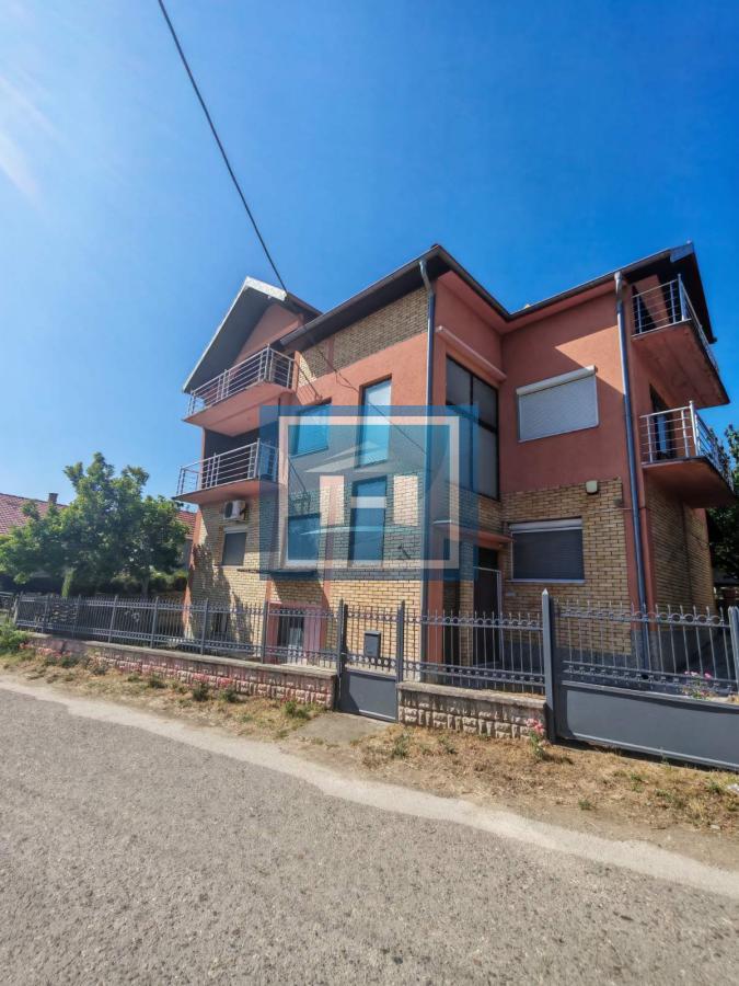 Na prodaju prostrana kuća u Tekiji 3