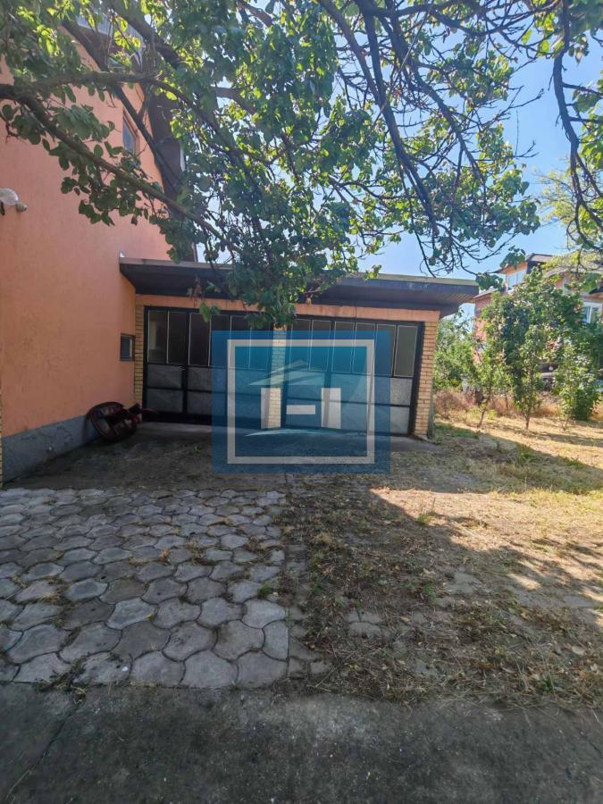 Na prodaju prostrana kuća u Tekiji 12