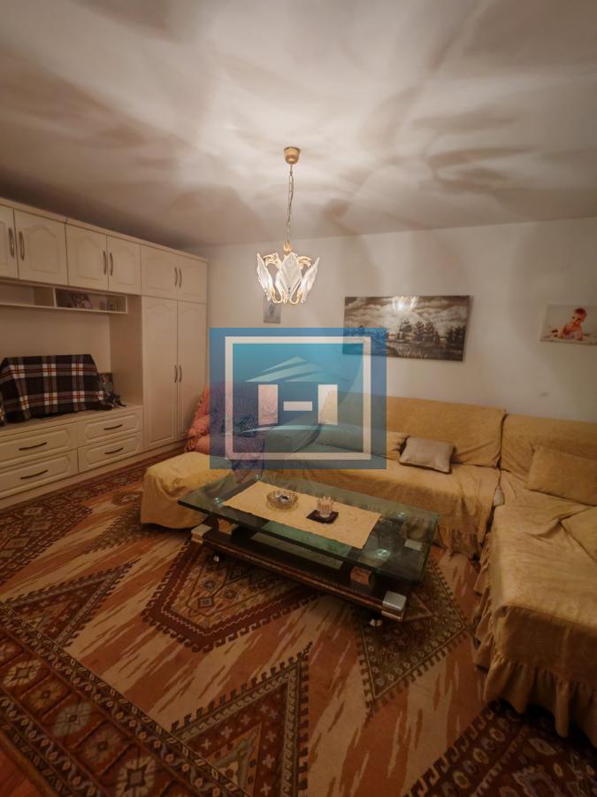 Na prodaju prostrana kuća u Tekiji 17