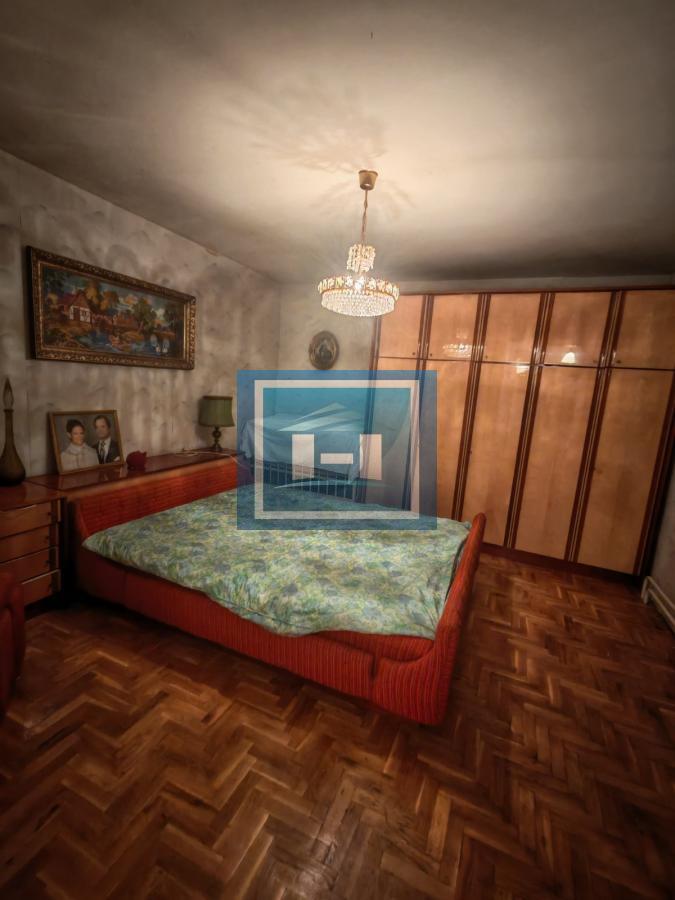 Na prodaju prostrana kuća u Tekiji 18