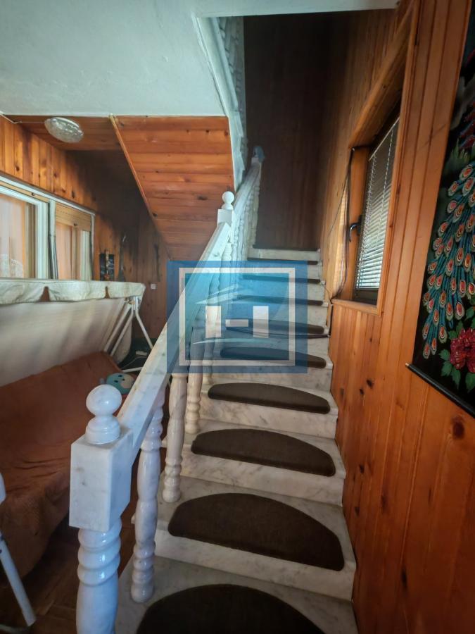 Na prodaju prostrana kuća u Tekiji 19