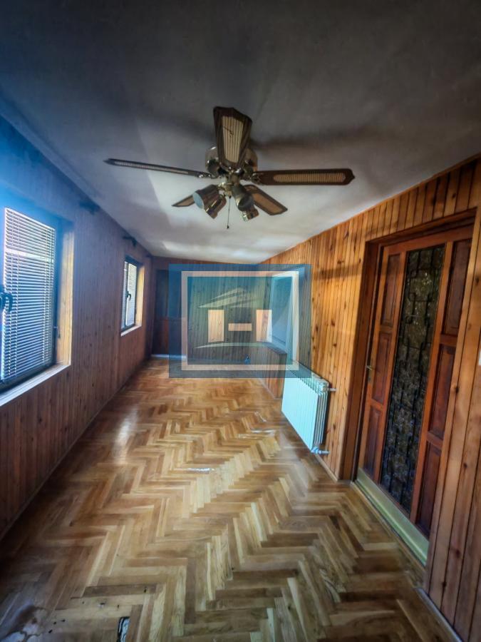 Na prodaju prostrana kuća u Tekiji 20