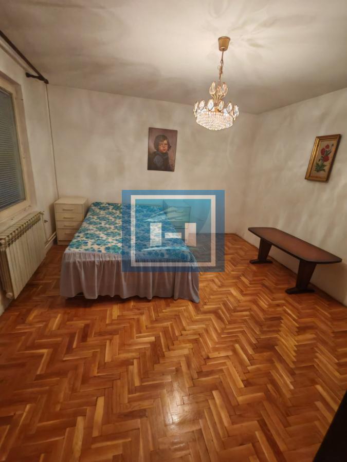 Na prodaju prostrana kuća u Tekiji 21