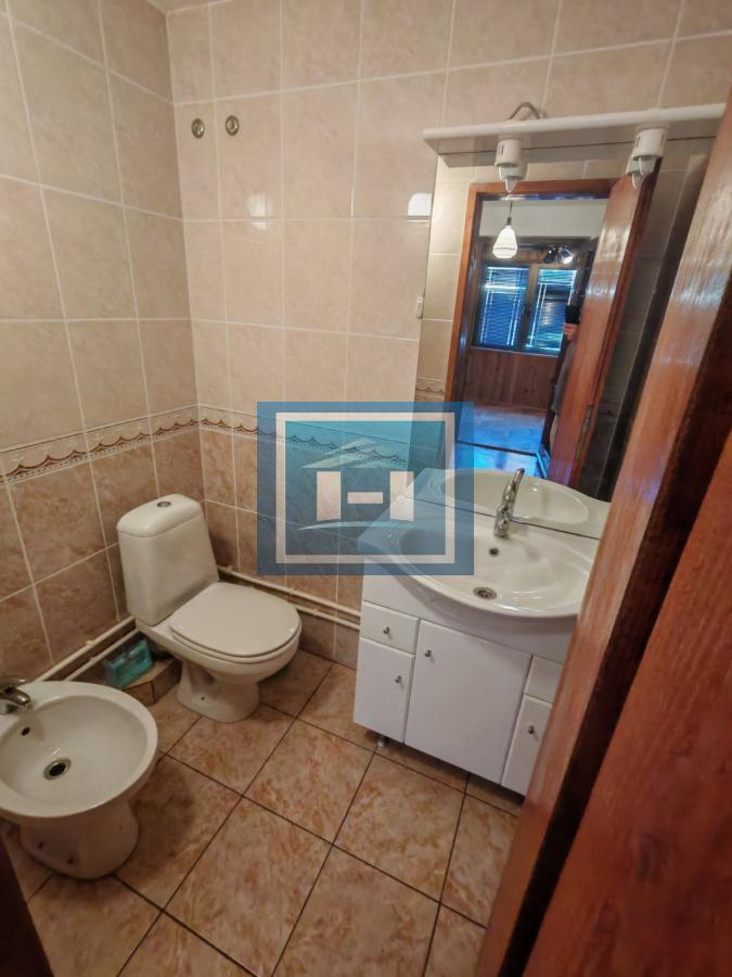 Na prodaju prostrana kuća u Tekiji 23