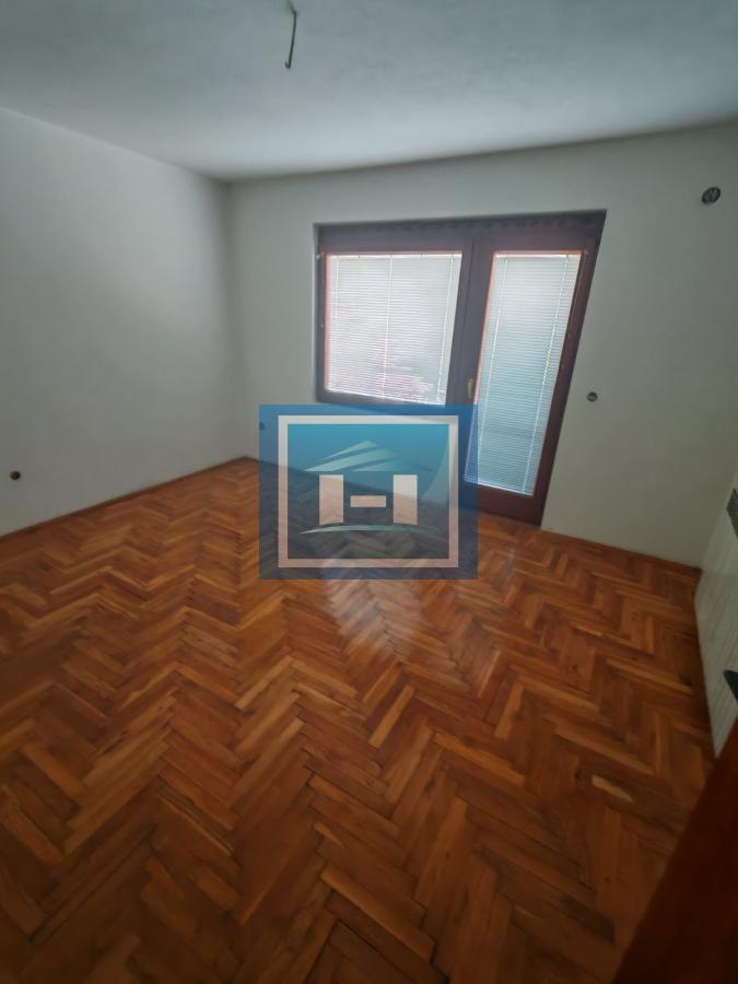 Na prodaju prostrana kuća u Tekiji 24