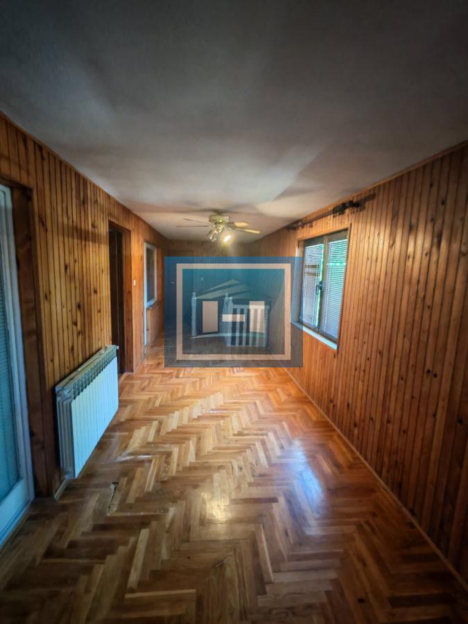 Na prodaju prostrana kuća u Tekiji 25