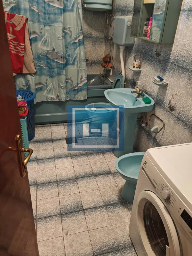 Na prodaju prostrana kuća u Tekiji 26