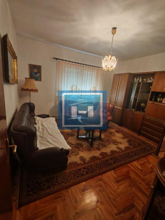 Na prodaju prostrana kuća u Tekiji 27