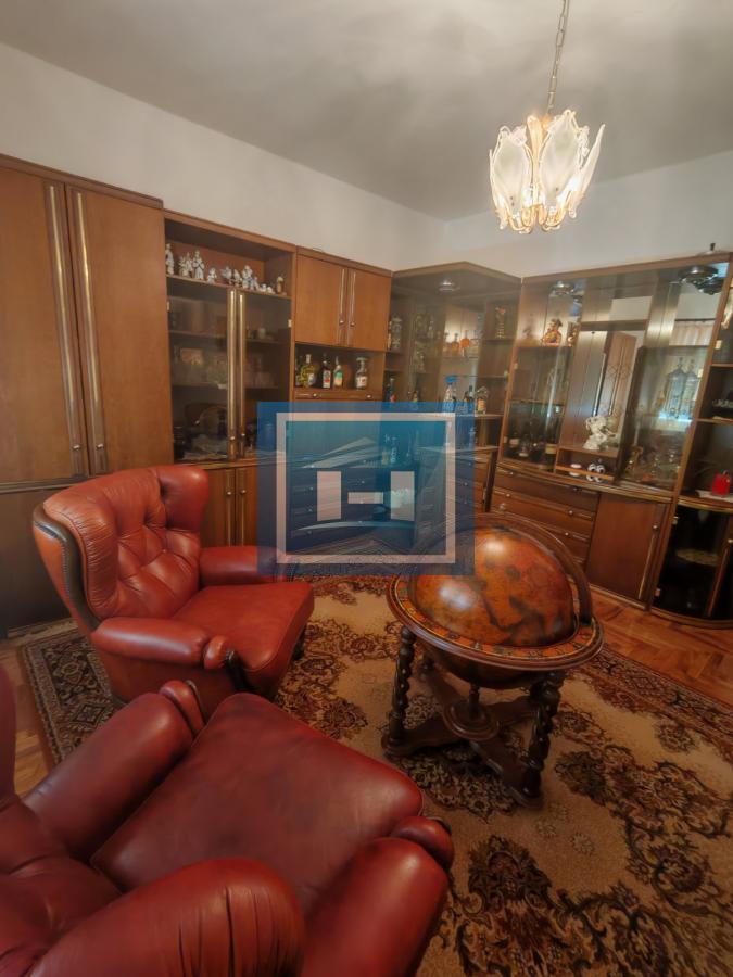 Na prodaju prostrana kuća u Tekiji 28