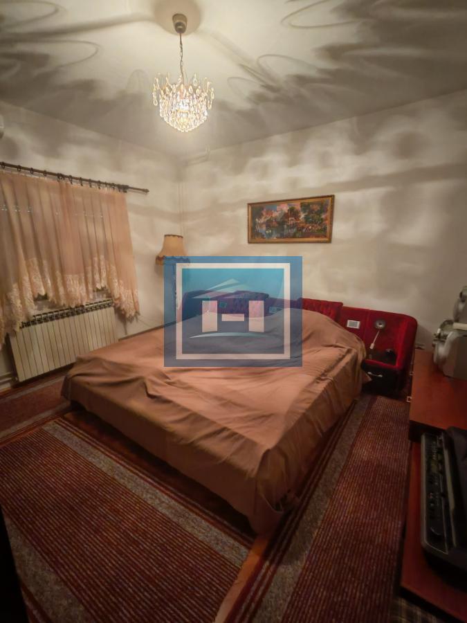 Na prodaju prostrana kuća u Tekiji 29