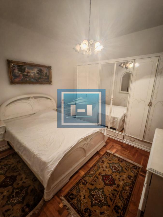 Na prodaju prostrana kuća u Tekiji 30