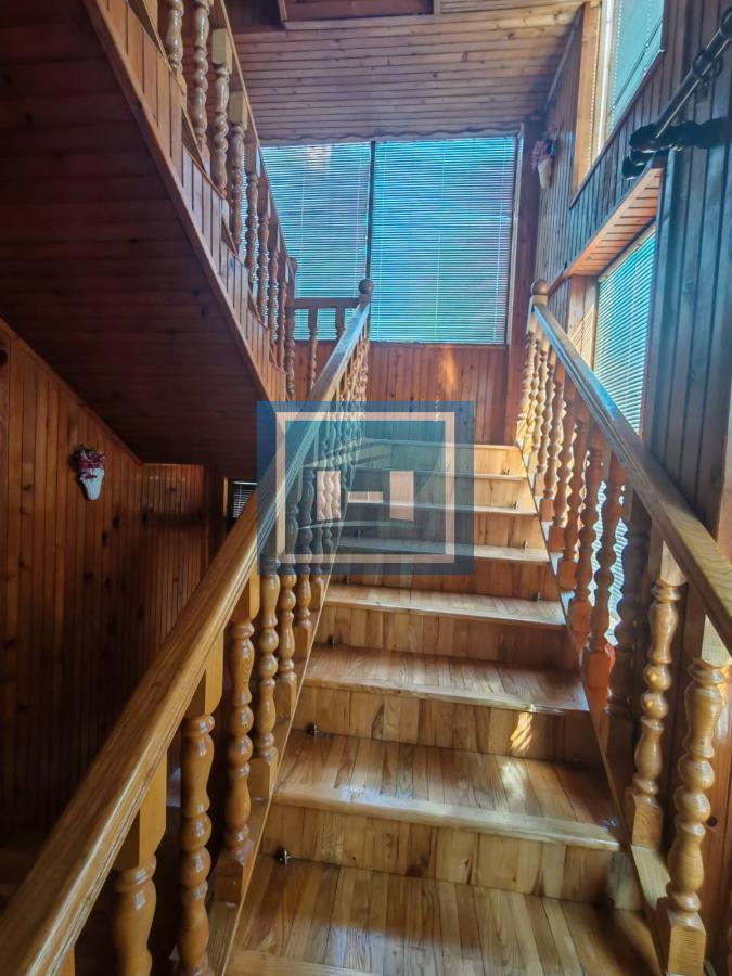 Na prodaju prostrana kuća u Tekiji 31