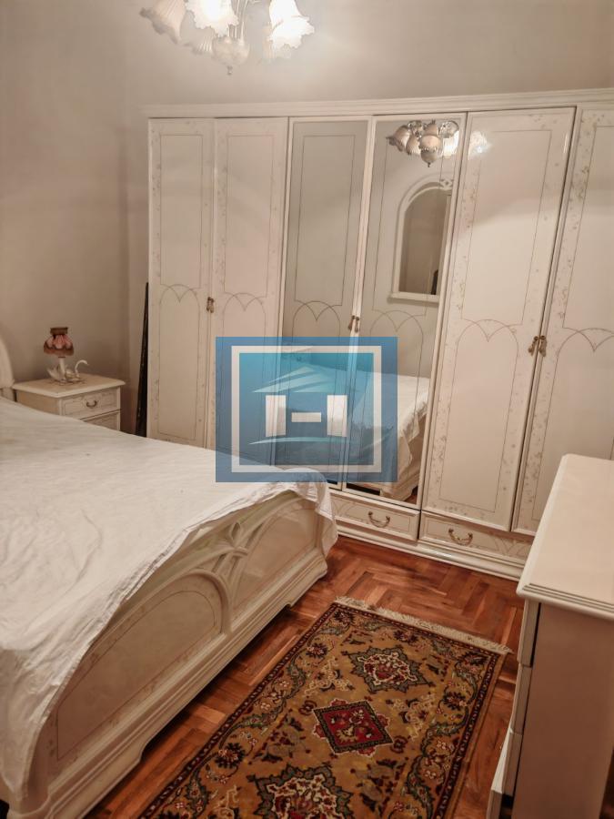 Na prodaju prostrana kuća u Tekiji 32