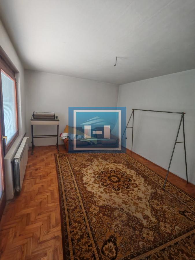 Na prodaju prostrana kuća u Tekiji 33