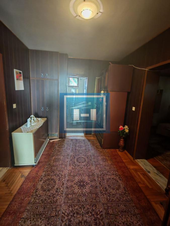 Na prodaju prostrana kuća u Tekiji 34