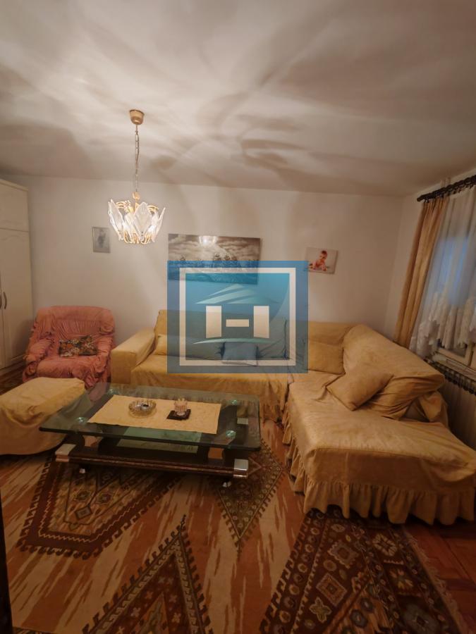 Na prodaju prostrana kuća u Tekiji 35