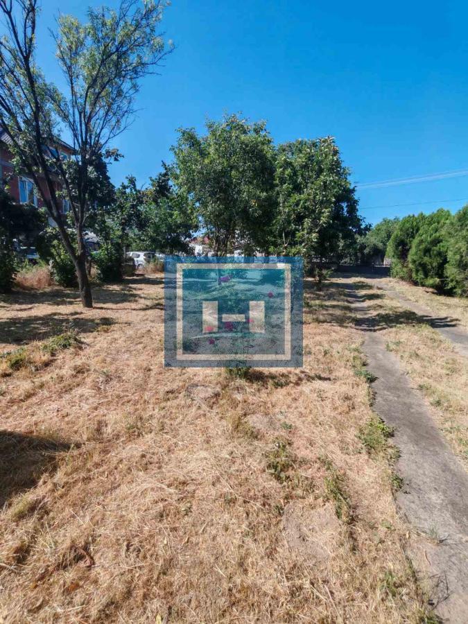 Na prodaju prostrana kuća u Tekiji 36