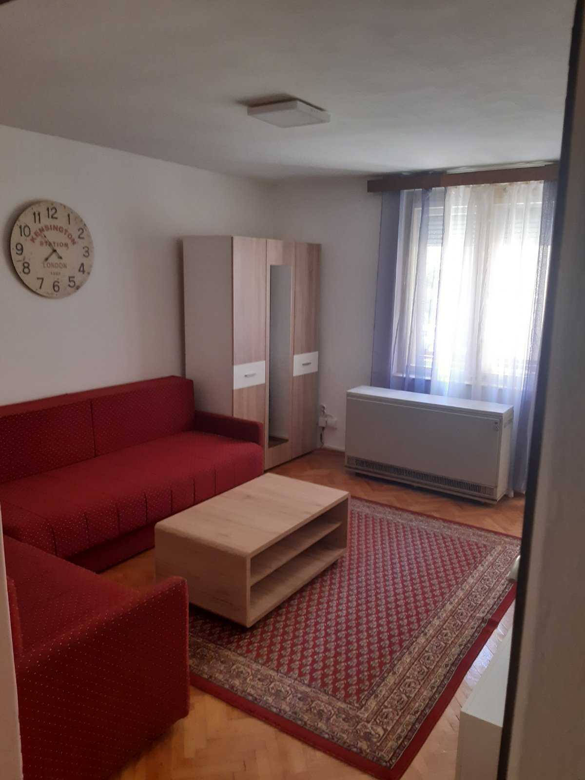 Izdaje se dvosoban stan u strogom centru Niša 5 minuta od medecinskog fakulteta  Dostupan od 01 08 2025 4