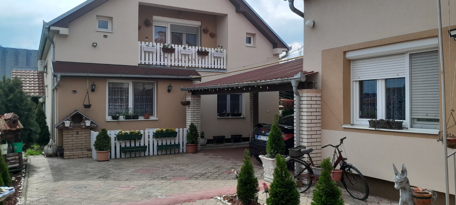 Prodajem dve kuce na jednom placu 2