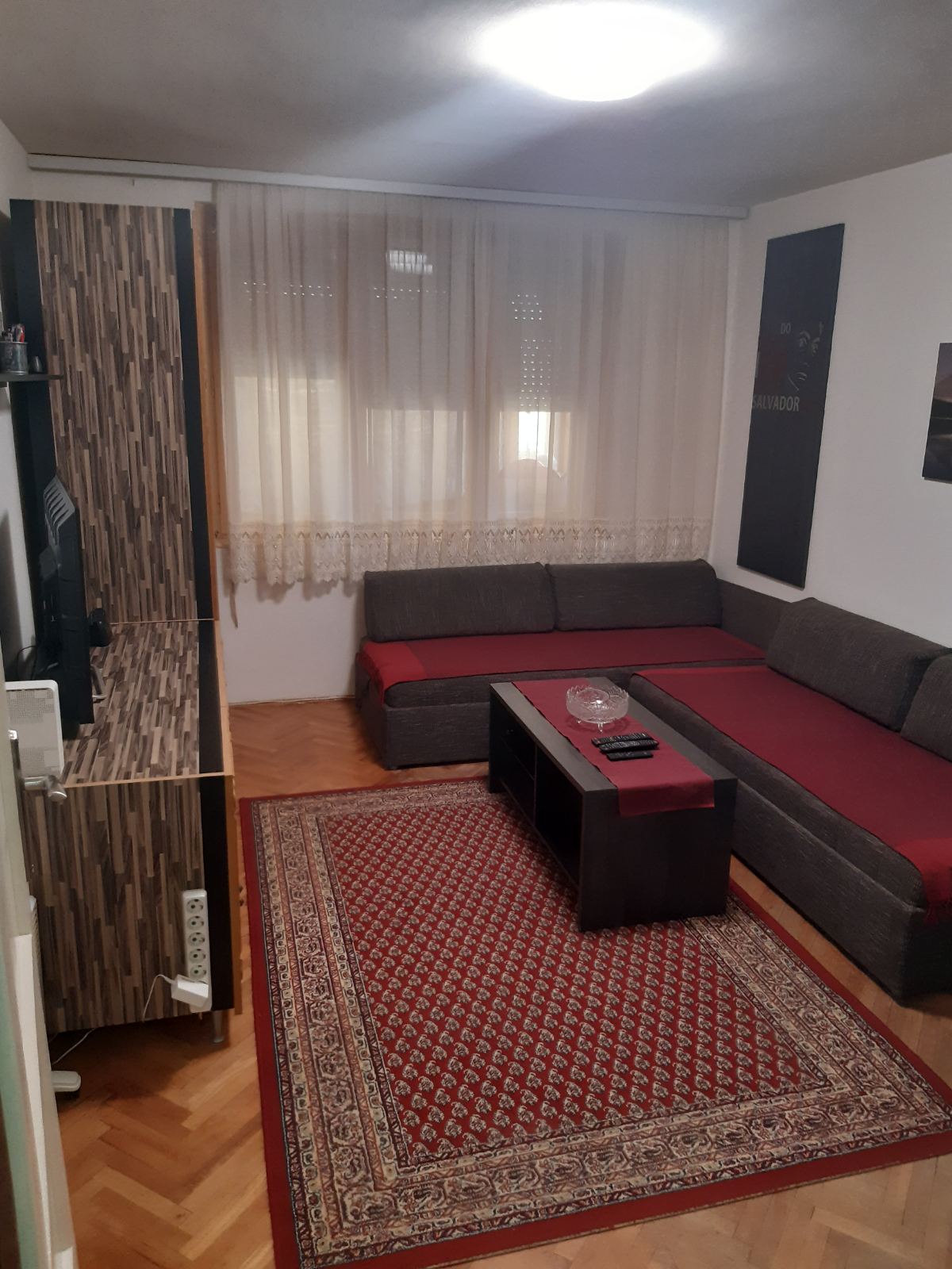 Izdaje se dvosoban stan u strogom centru Niša 5 minuta od medecinskog fakulteta  Dostupan od 01 08 2025 2