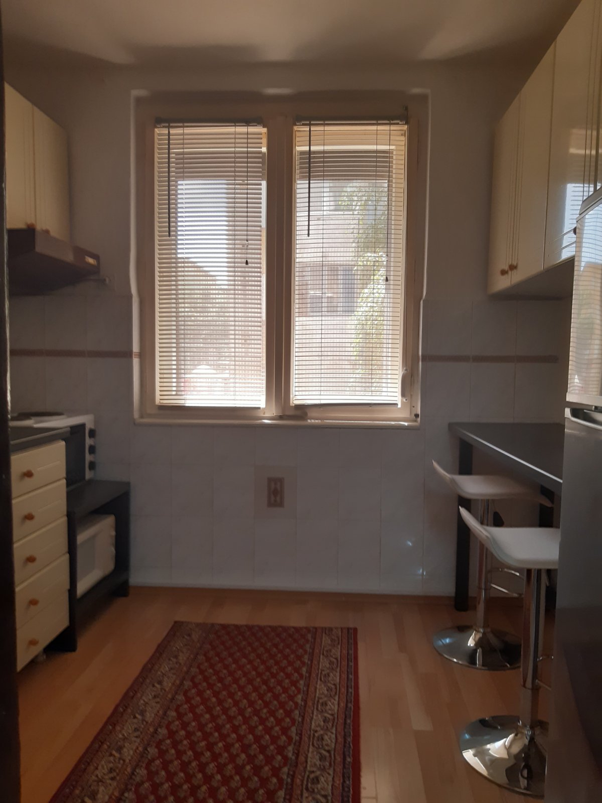 Izdaje se dvosoban stan u strogom centru Niša 5 minuta od medecinskog fakulteta  Dostupan od 01 08 2025 5