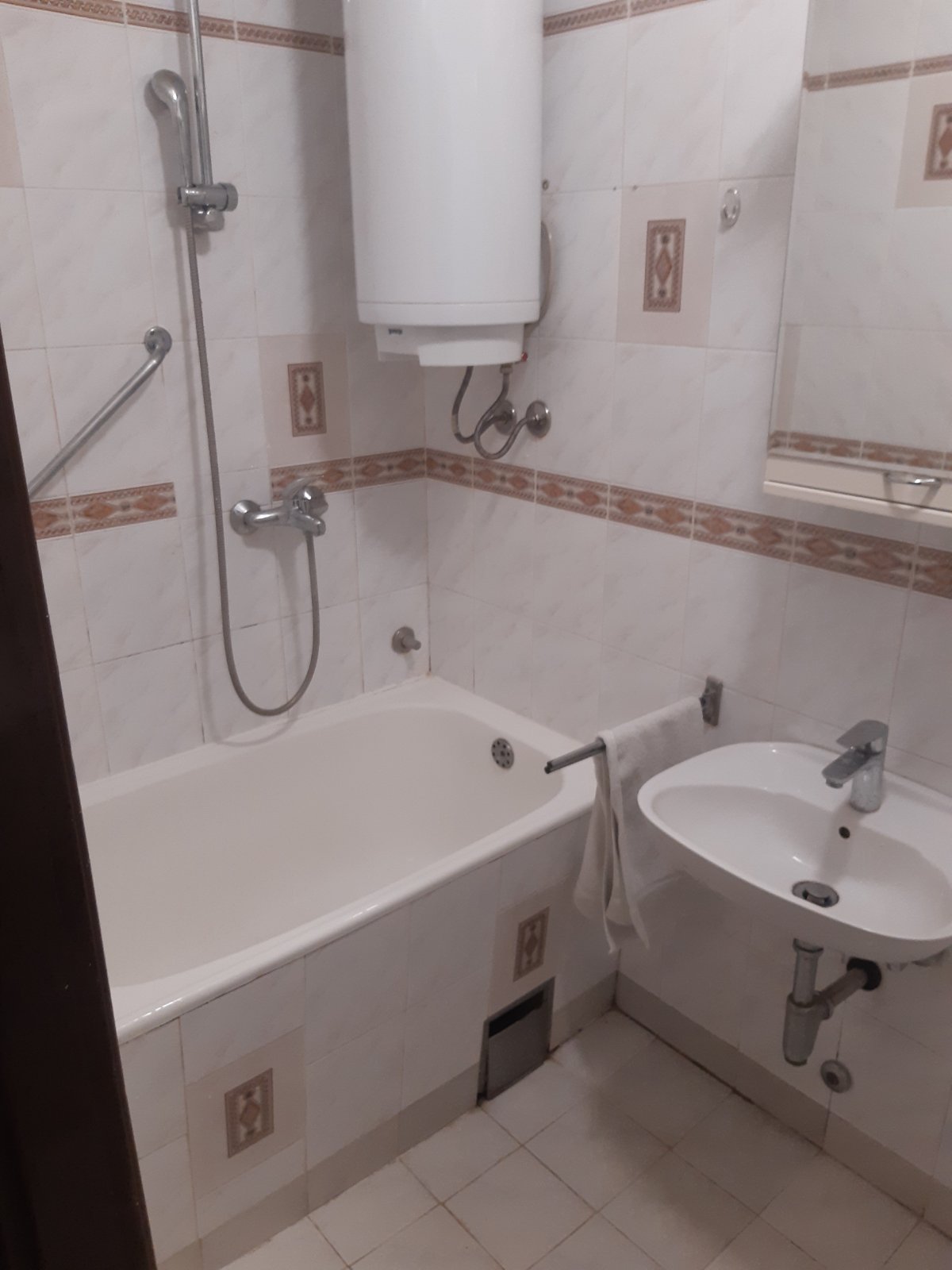 Izdaje se dvosoban stan u strogom centru Niša 5 minuta od medecinskog fakulteta  Dostupan od 01 08 2025 6