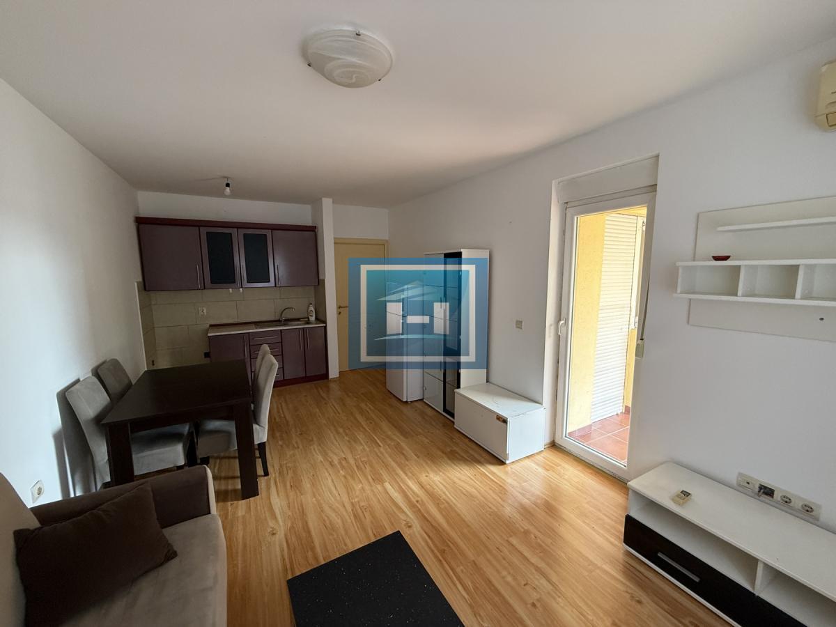 Izdaje se stan u centru grada – mirna oaza u srcu urbanog života 1