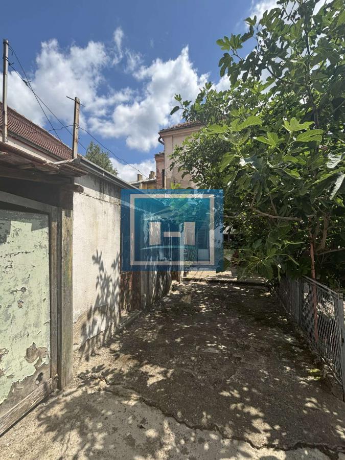 Prostrana kuca u centru Raznja 12