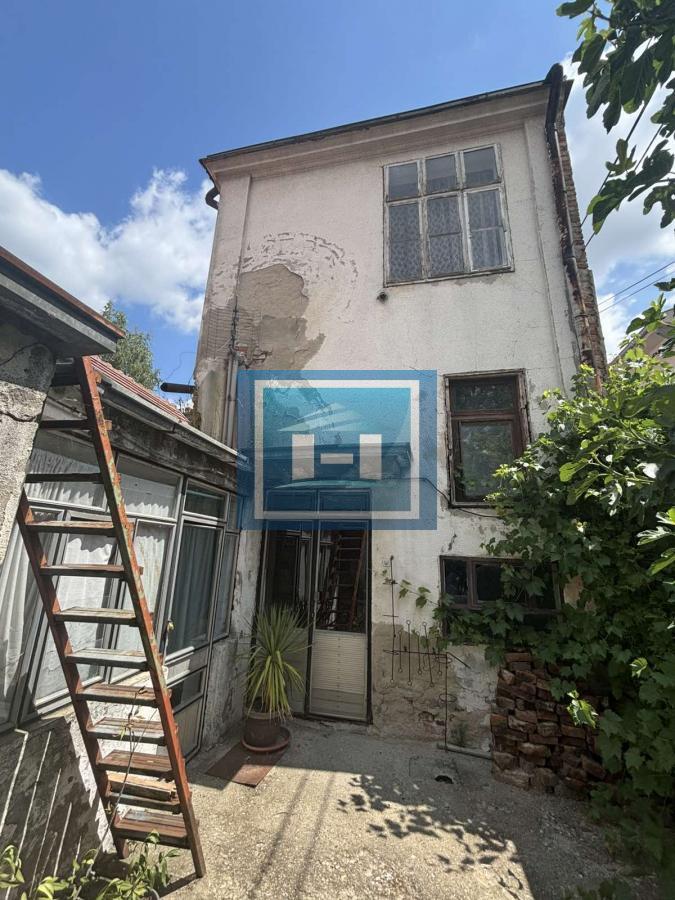 Prostrana kuca u centru Raznja 14