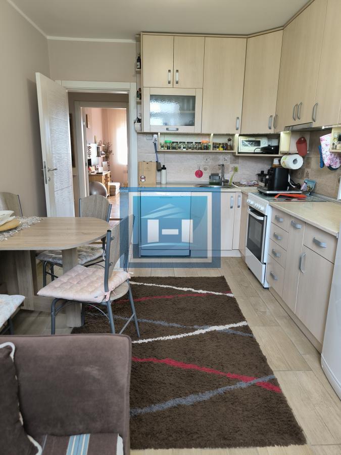 Na prodaju prostran stan u samom centru Ćuprije 6