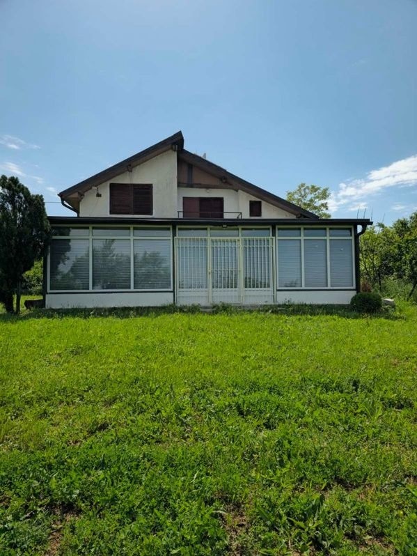 Prelepa kuca sa placem i pogledom na grad 2