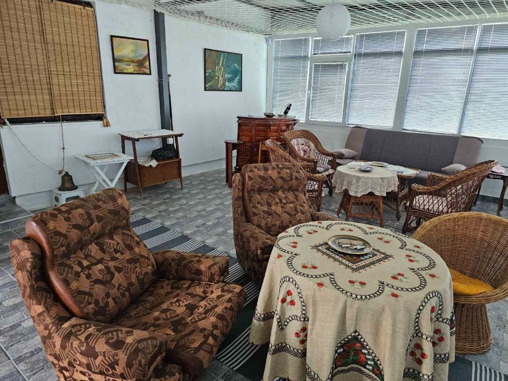 Prelepa kuca sa placem i pogledom na grad 3