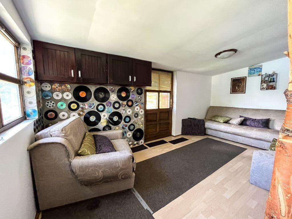 Vikendica na Zlatarskom jezeru sa privatnim zalivom 4