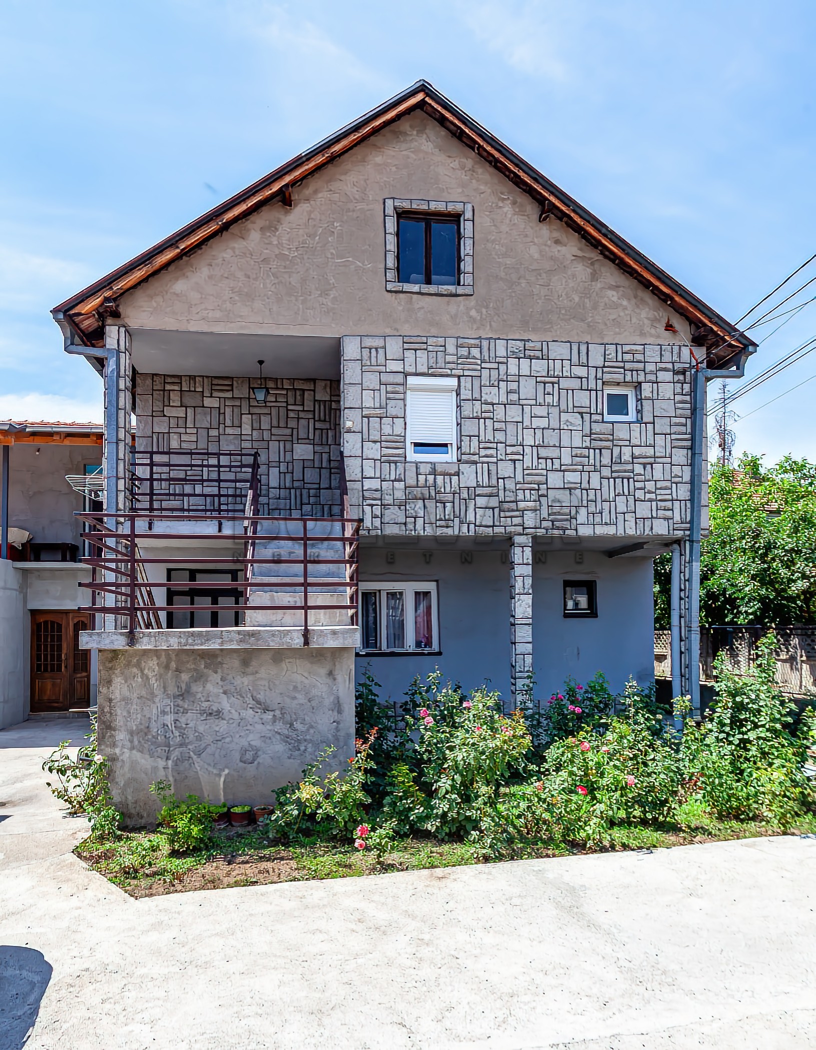 četvorosobna kuća, 216 m2, Crveni krst, Humska ID: p-014379 1