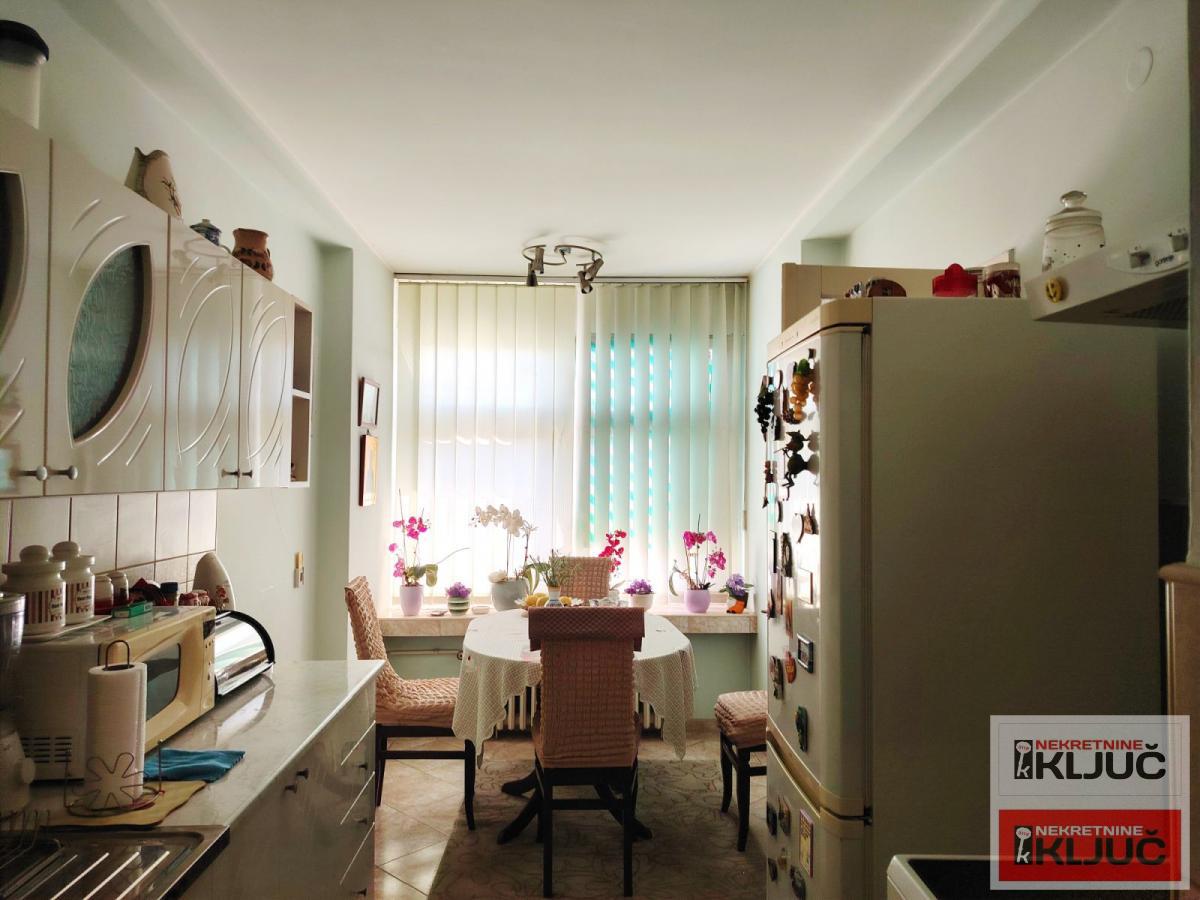 KEJ, 71m2, Trosoban, Kula 3