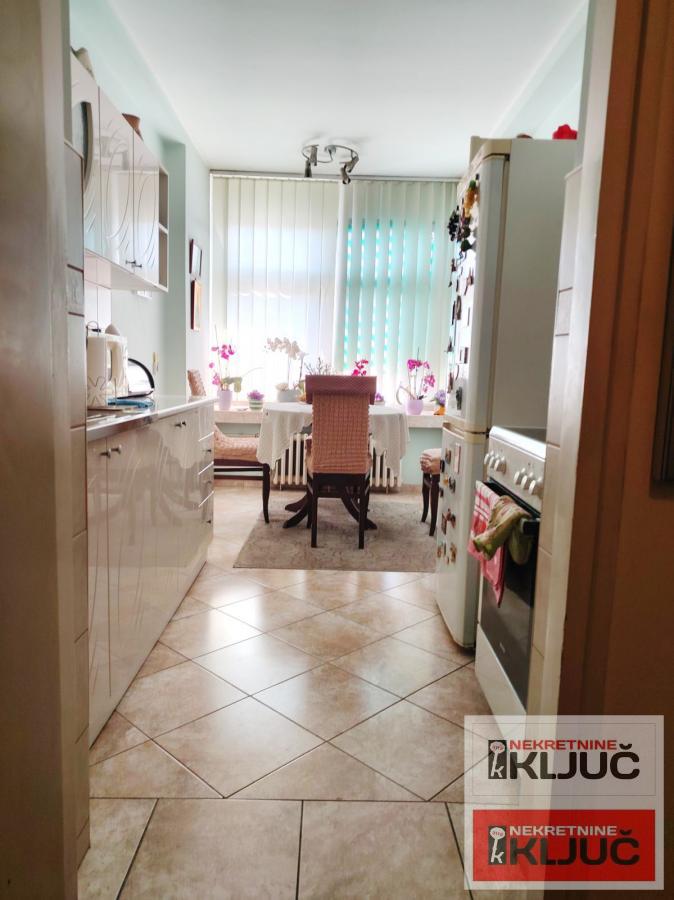 KEJ, 71m2, Trosoban, Kula 4