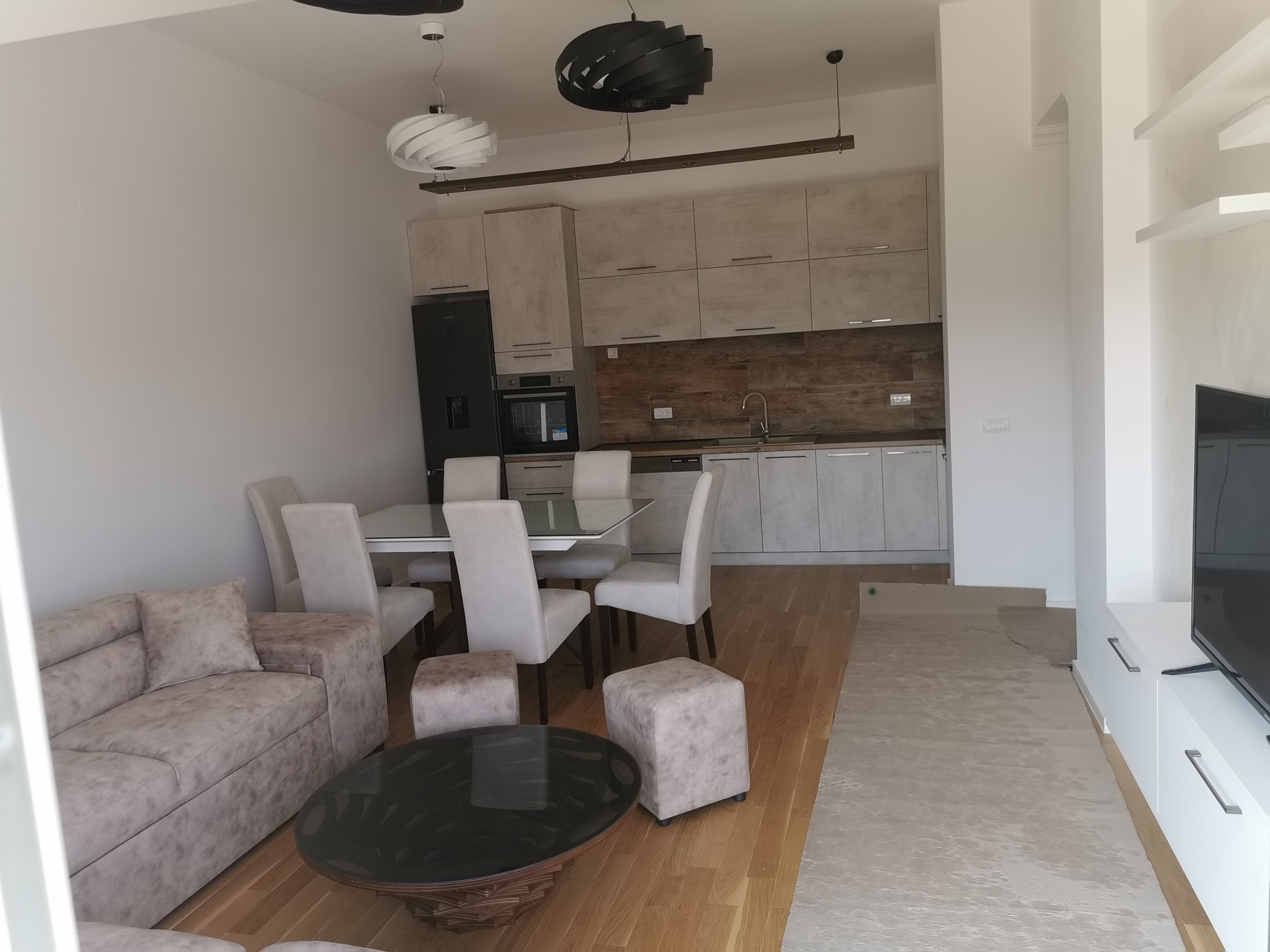 Nov neuseljavan lux stan na izdavanje na duži period 6