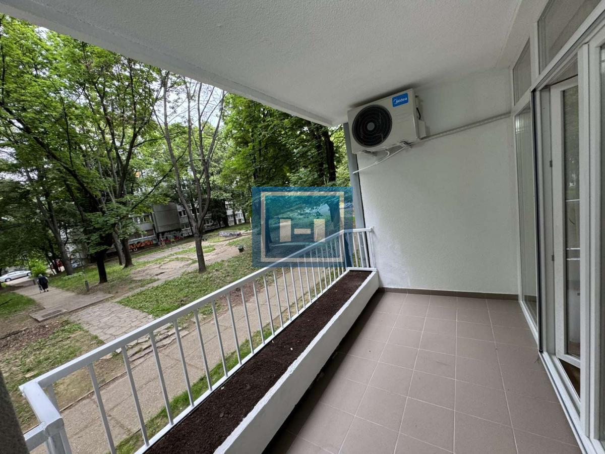 Prelep stan na Voždovcu – terasa + parking + prvi sprat! 13