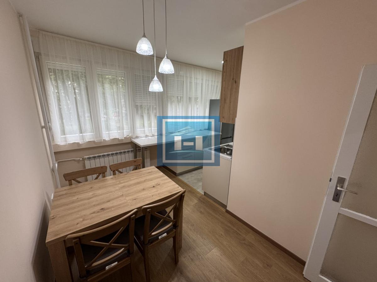 Prelep stan na Voždovcu – terasa + parking + prvi sprat! 8