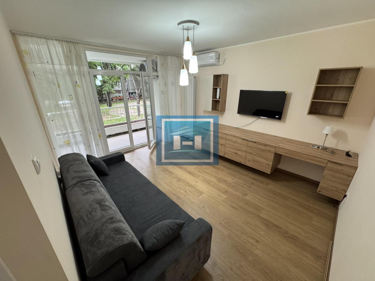 Prelep stan na Voždovcu – terasa + parking + prvi sprat! 2