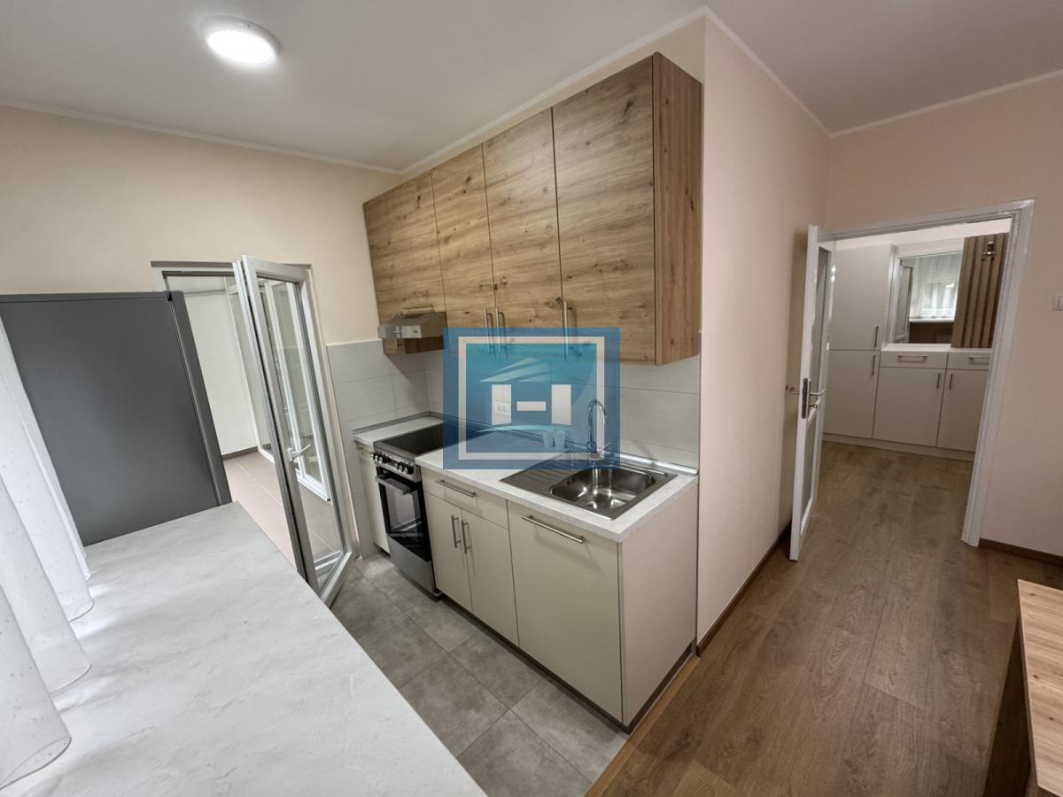 Prelep stan na Voždovcu – terasa + parking + prvi sprat! 5