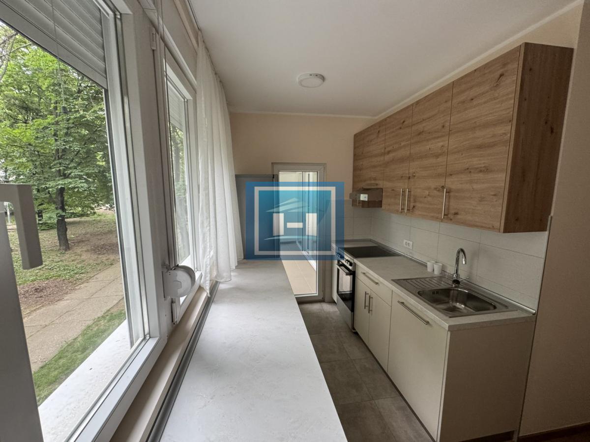 Prelep stan na Voždovcu – terasa + parking + prvi sprat! 6