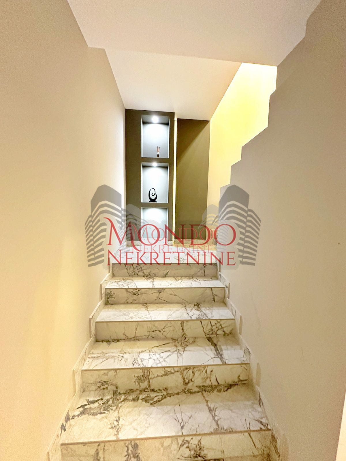 Lux jednoiposoban stan kod Čaira 17