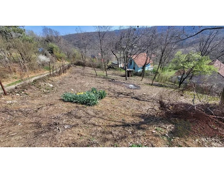 Na prodaju  Atraktivan plac u prelepoj prirodi 4