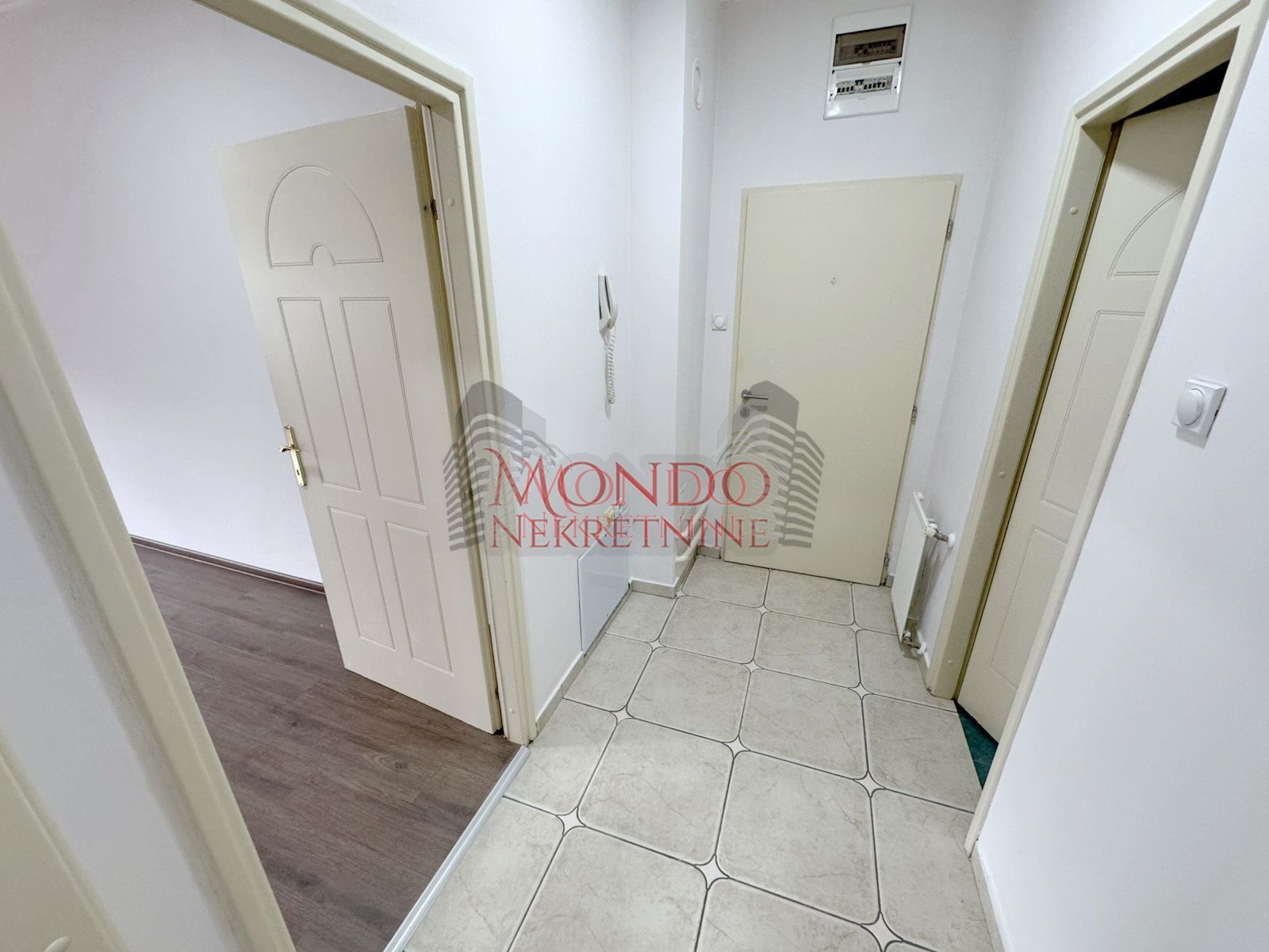 Trosoban stan u samom centru grada iza Foruma 5