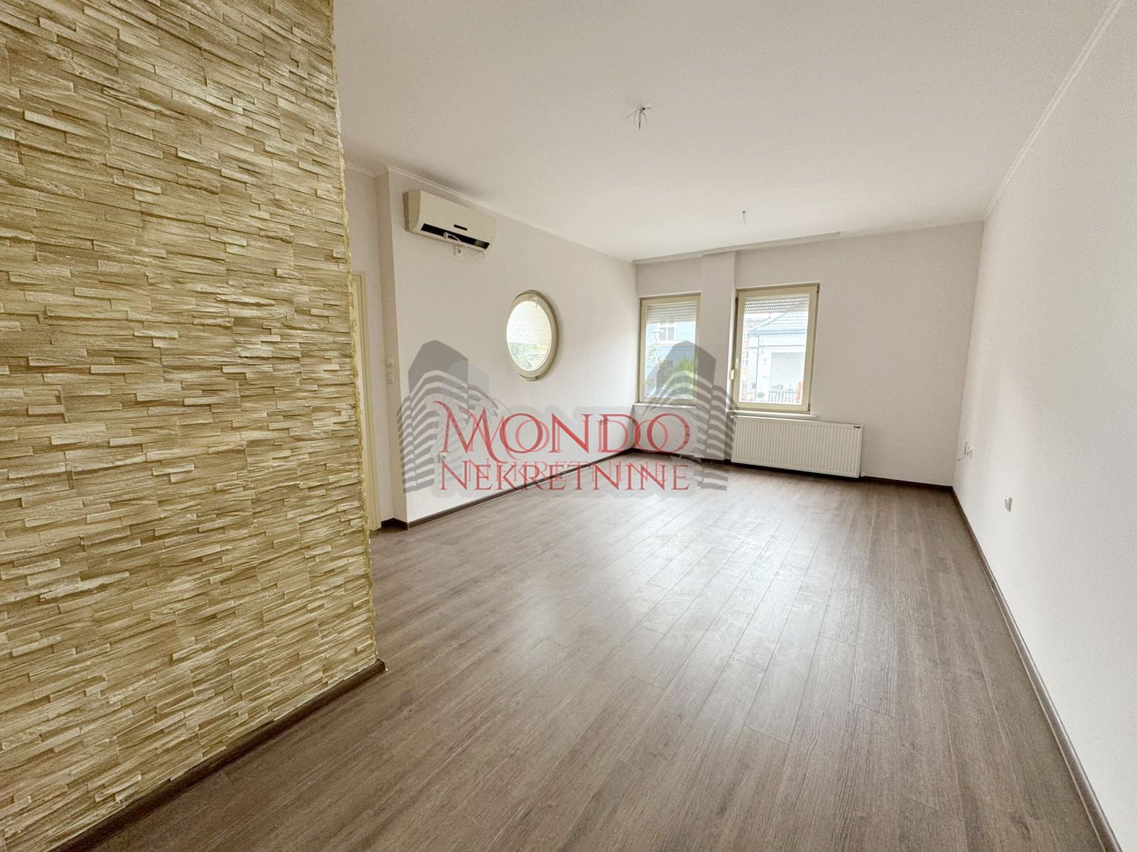 Trosoban stan u samom centru grada iza Foruma 3