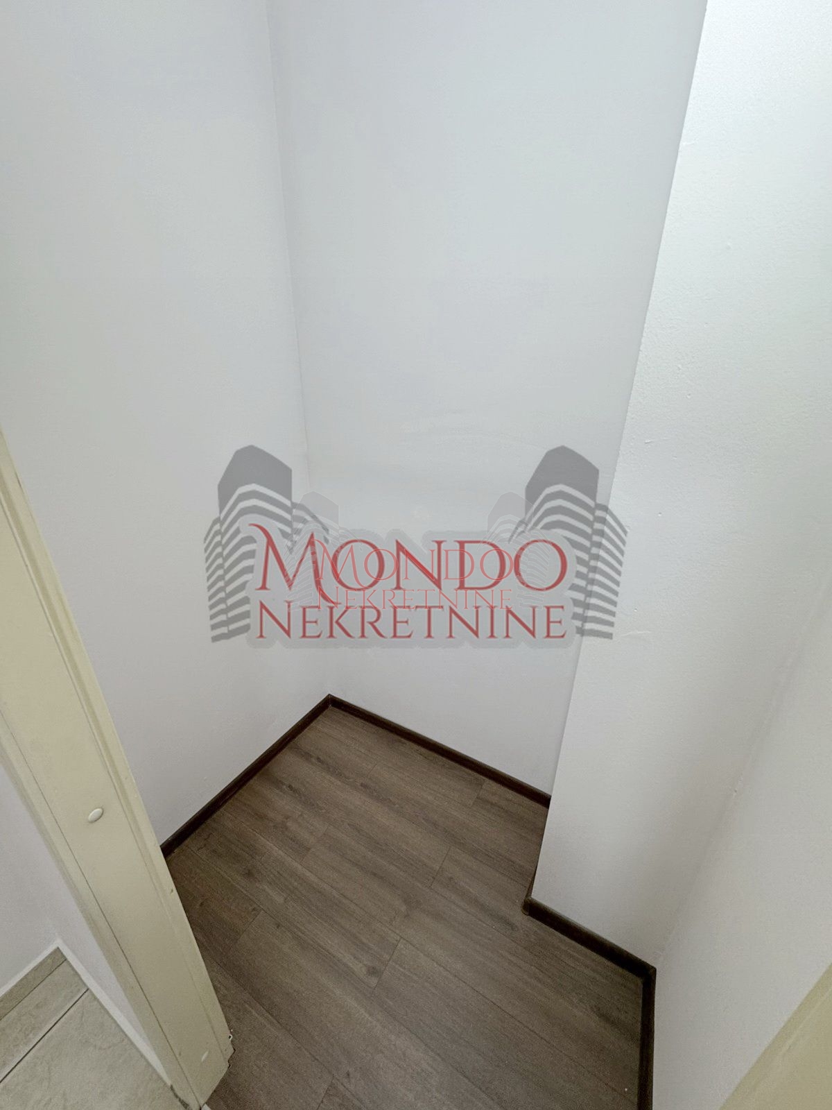 Trosoban stan u samom centru grada iza Foruma 13