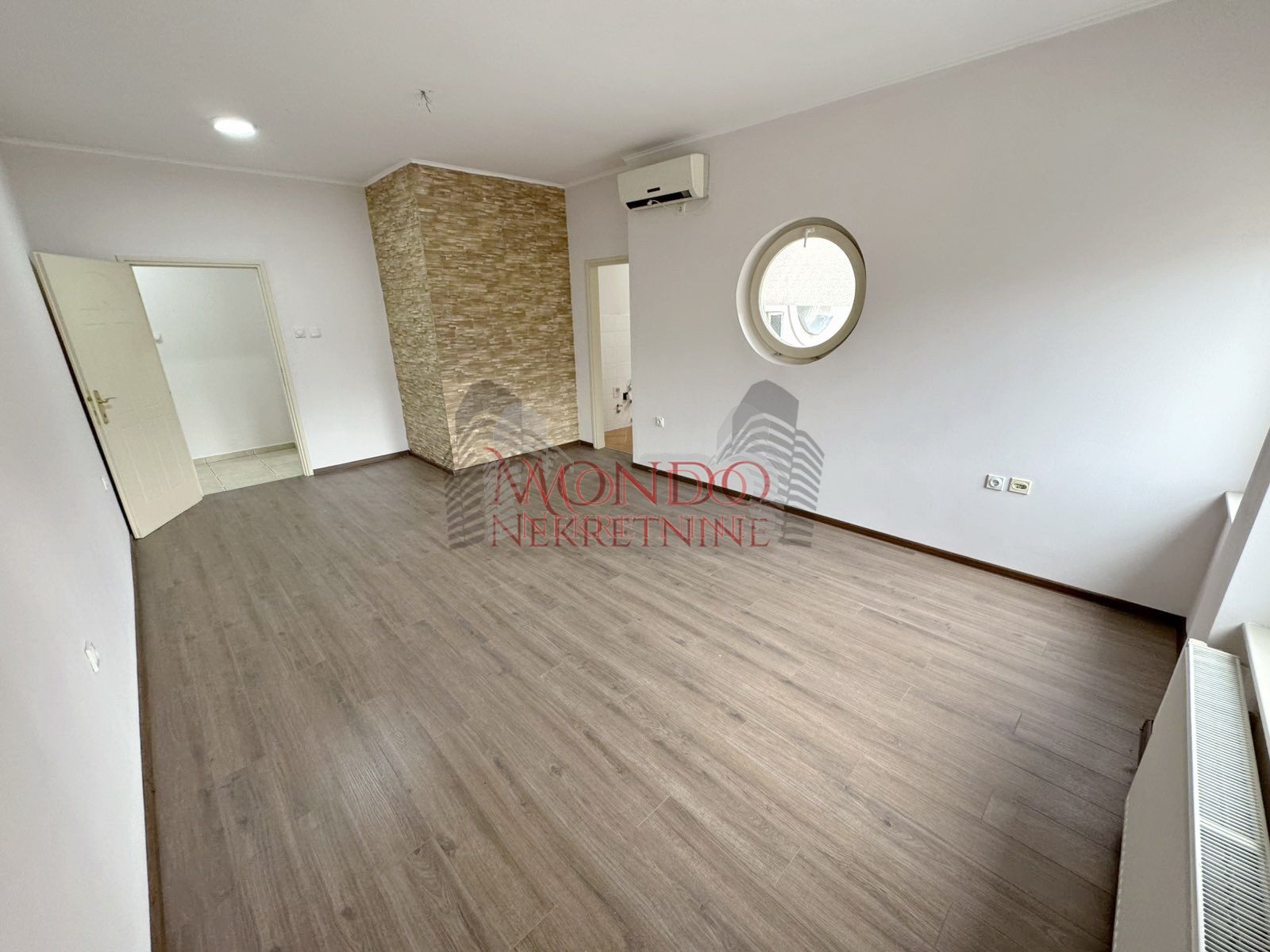 Trosoban stan u samom centru grada iza Foruma 1